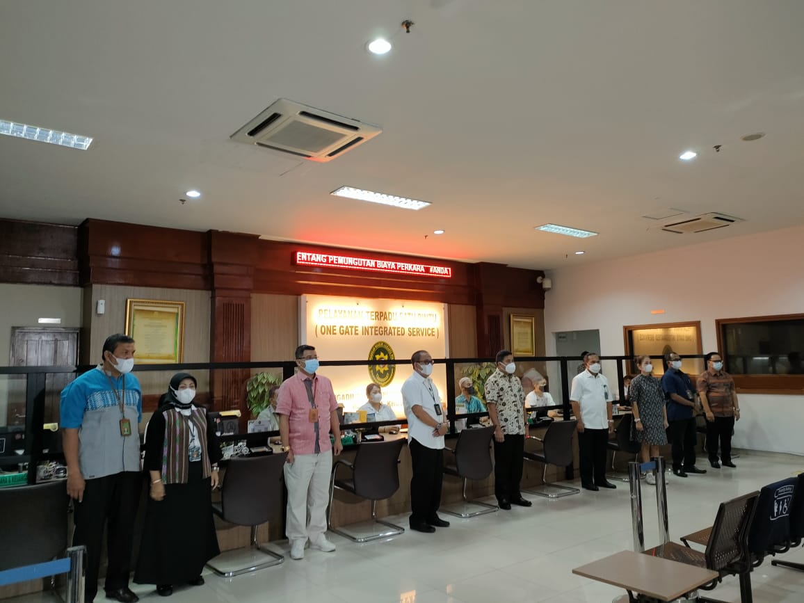 BRIEFING PAGI PETUGAS PTSP DAN PENYERAHAN REWARD 5R
