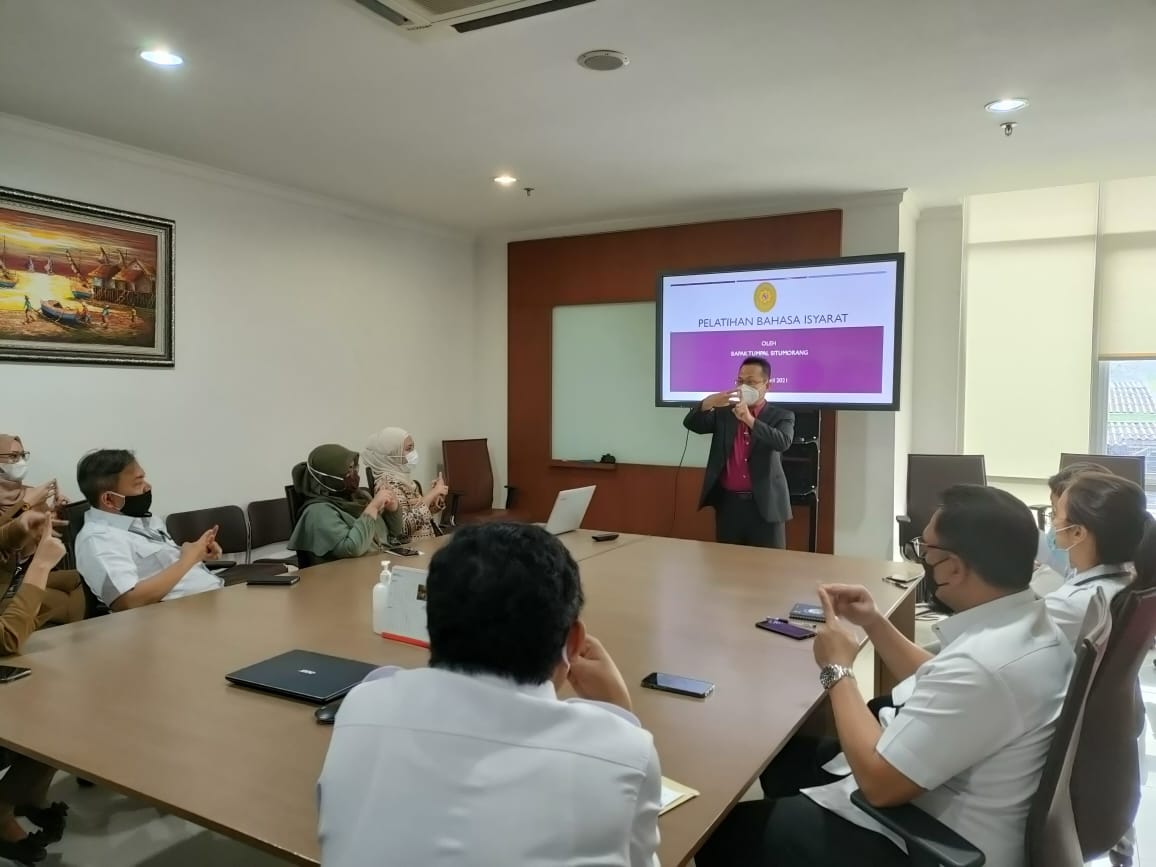 PELATIHAN BAHASA ISYARAT BAGI PETUGAS PELAYANAN