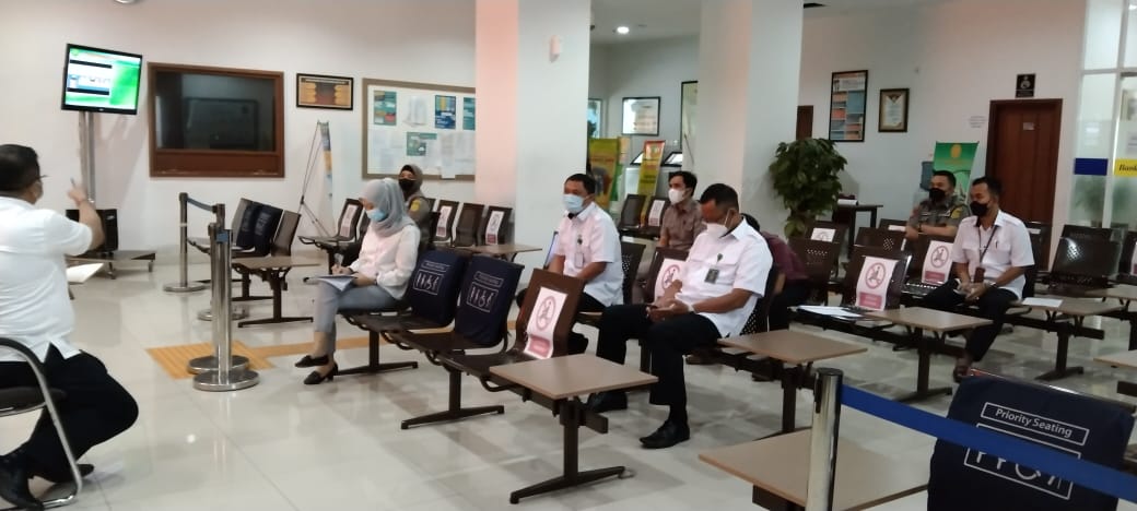 BRIEFING PAGI PETUGAS PELAYANAN TERPADU SATU PINTU