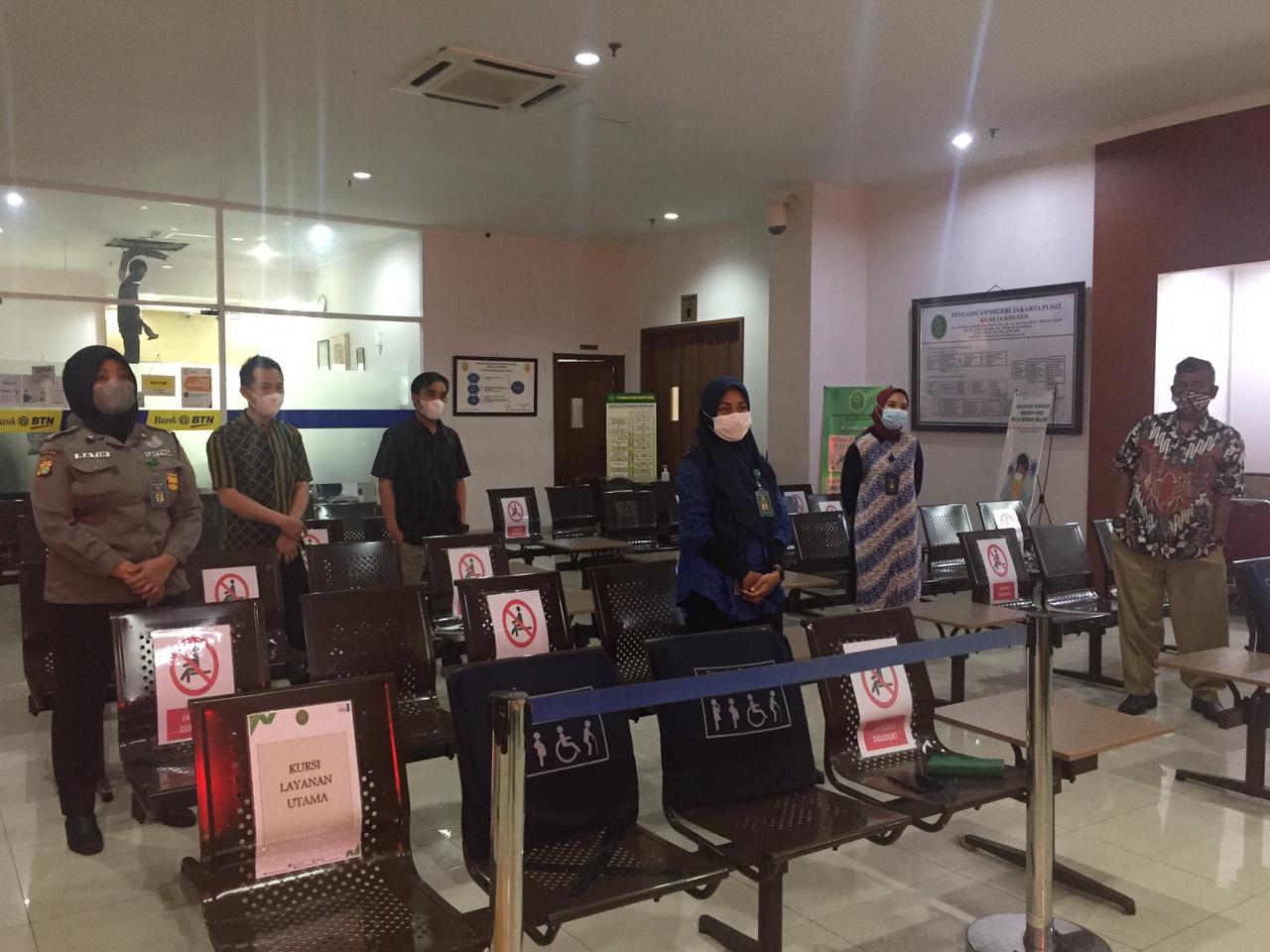 BRIEFING PAGI PETUGAS PELAYANAN TERPADU SATU PINTU