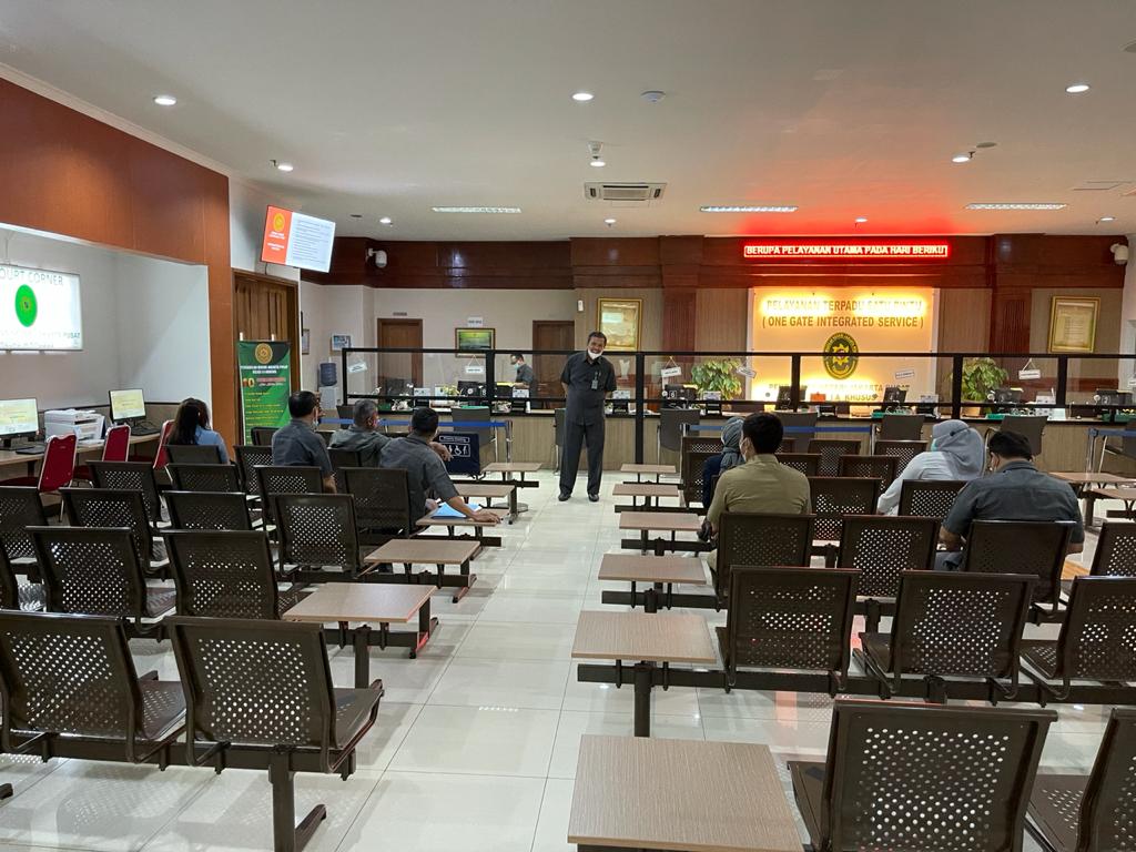 BRIEFING PAGI PETUGAS PELAYANAN TERPADU SATU PINTU