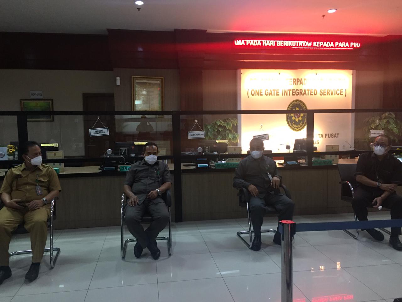BRIEFING PAGI BAGI PETUGAS PELAYANAN TERPADU SATU PINTU (PTSP)