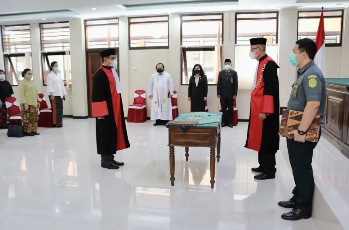 PELANTIKAN YM ALBERTUS USADA, S.H.M.H. sbg HT PT KALTIM