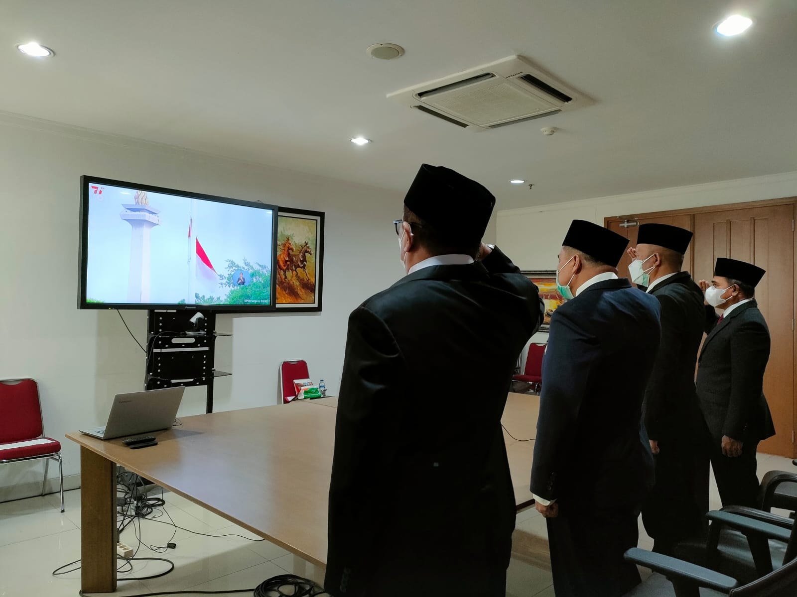UPACARA PENURUNAN BENDERA SANG MERAH PUTIH