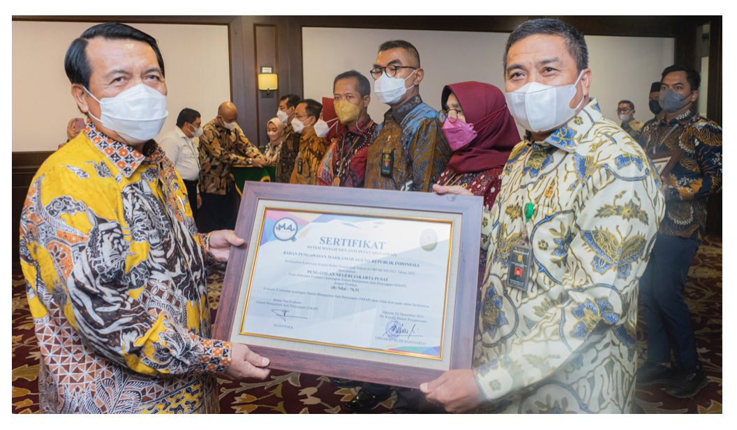 PENYERAHAN SERTIFIKAT SISTEM MANAJEMEN ANTI PENYUAPAN (SMAP)