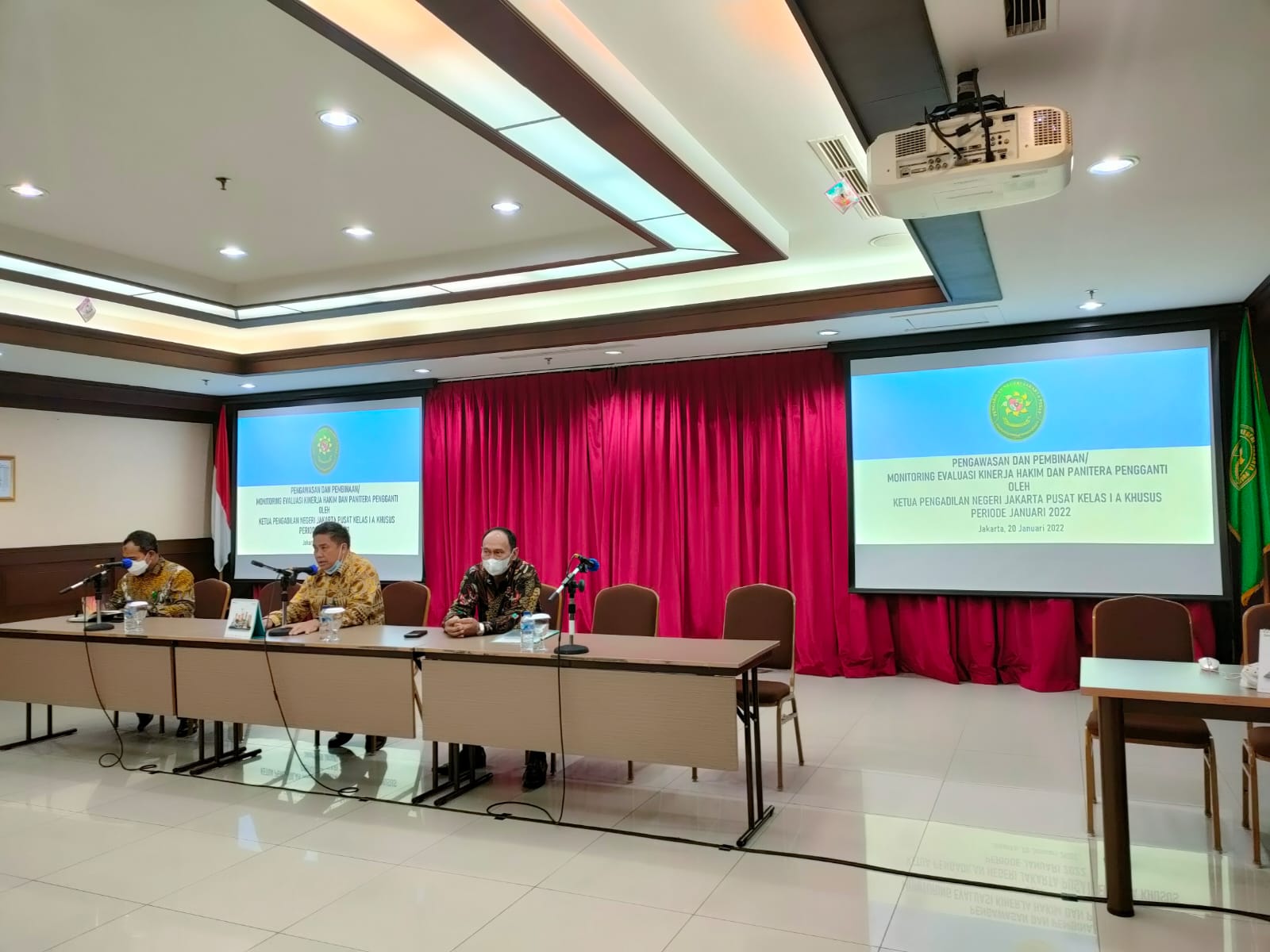 PENGAWASAN ATAS KINERJA HAKIM DAN PANITERA PENGGANTI