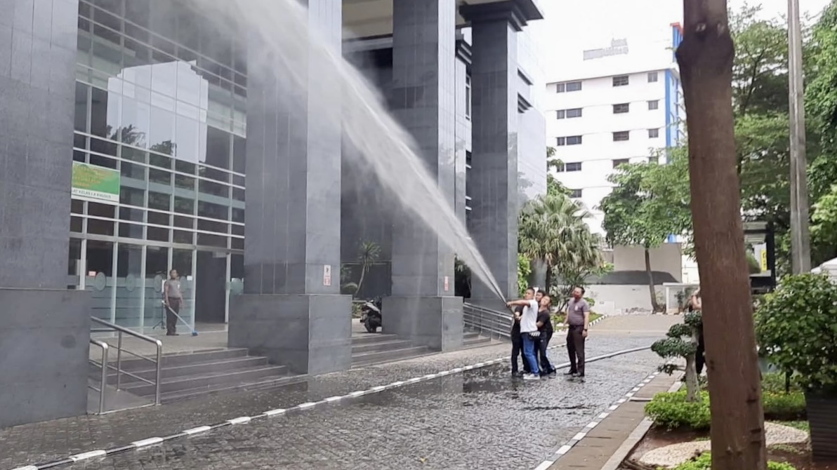 SIMULASI DAN PELATIHAN PENGGUNAAN FIRE HYDRANT