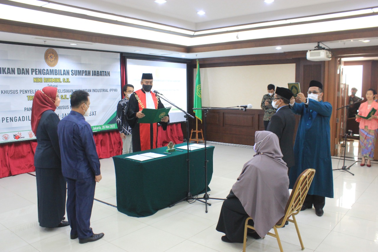 PELANTIKAN DAN PENGAMBILAN SUMPAH JABATAN PANITERA MUDA KHUSUS PHI DAN PANITERA MUDA KHUSUS NIAGA