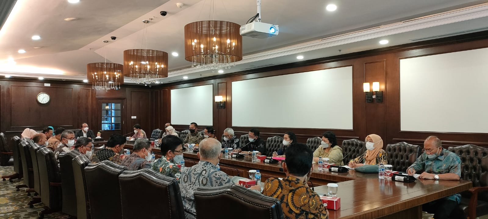PEMBINAAN KEPADA PIMPINAN DAN HAKIM KHUSUS PERKARA NIAGA OLEH KETUA KAMAR PERDATA MAHKAMAH AGUNG RI