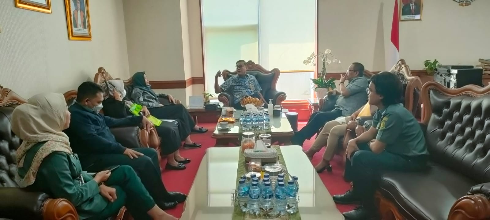 RAPAT TERBATAS PIMPINAN DENGAN BIDANG KESEKRETARIATAN TENTANG PENINGKATAN PELAYANAN PUBLIK