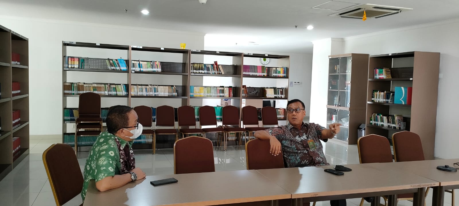 BAPAK KETUA PENGADILAN NEGERI JAKARTA PUSAT KELAS I A KHUSUS MENINJAU FASILITAS PERPUSTAKAAN