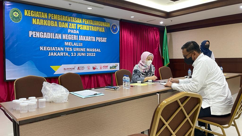 PELAKSANAAN TEST URINE MASSAL SEBAGAI TINDAKAN PEMBERANTASAN PENYALAHGUNAAN NARKOTIKA