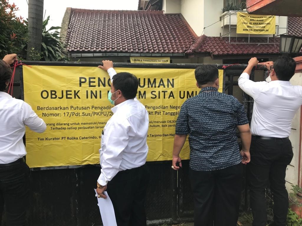 JURUSITA PENGADILAN NEGERI JAKARTA PUSAT MELAKSANAKAN PENYEGELAN TANAH BANGUNAN