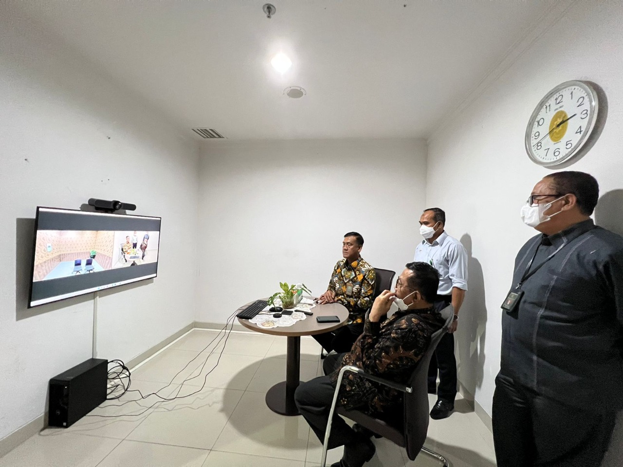 KETUA PT DKI JAKARTA MELIHAT FASILITAS RUANG TAMU VIRTUAL PADA PN JAKARTA PUSAT KELAS IA KHUSUS
