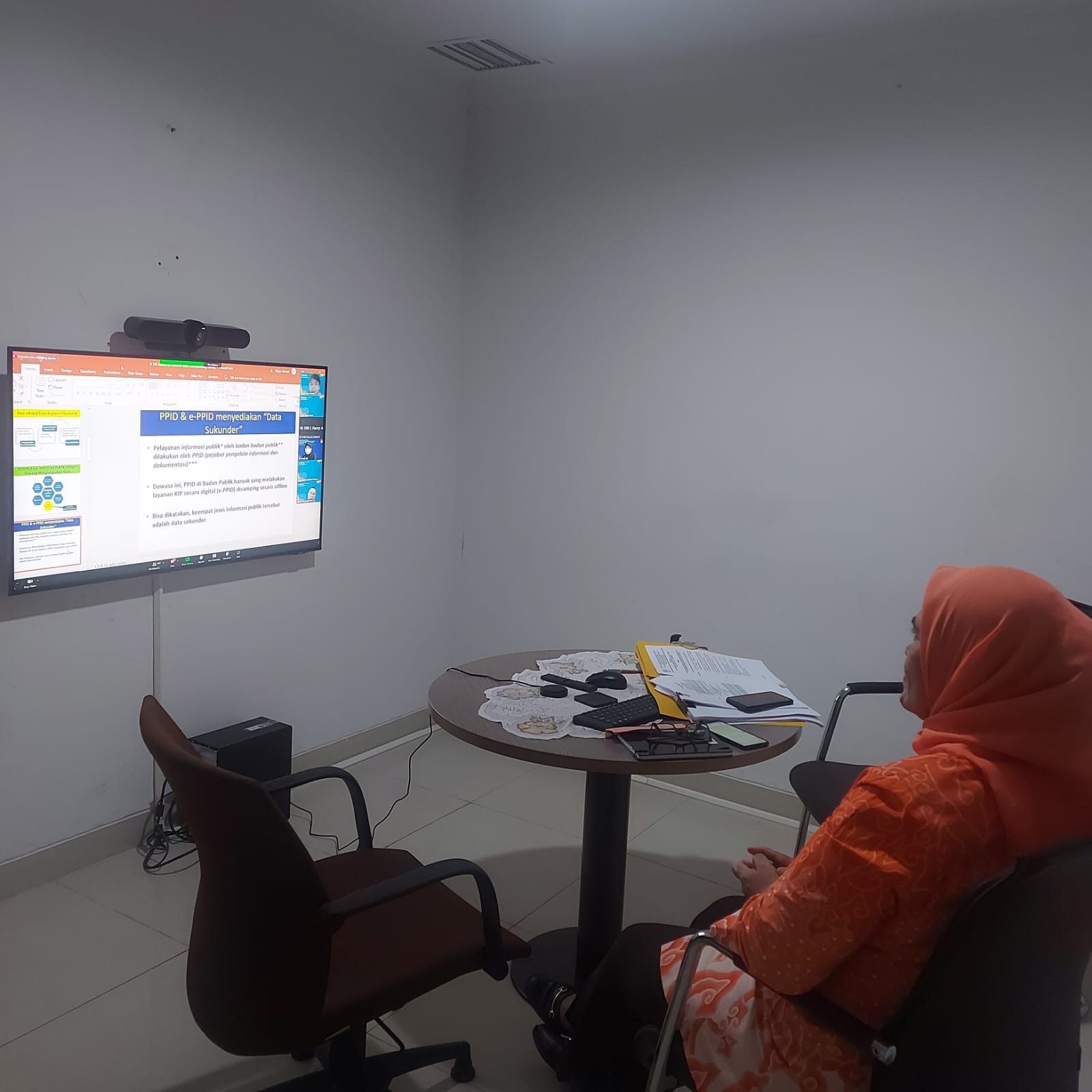 PEJABAT PENGELOLA INFORMASI DAN DOKUMENTASI (PPID) MENGIKUTI WEBINAR KETERBUKAAN INFORMASI PUBLIK