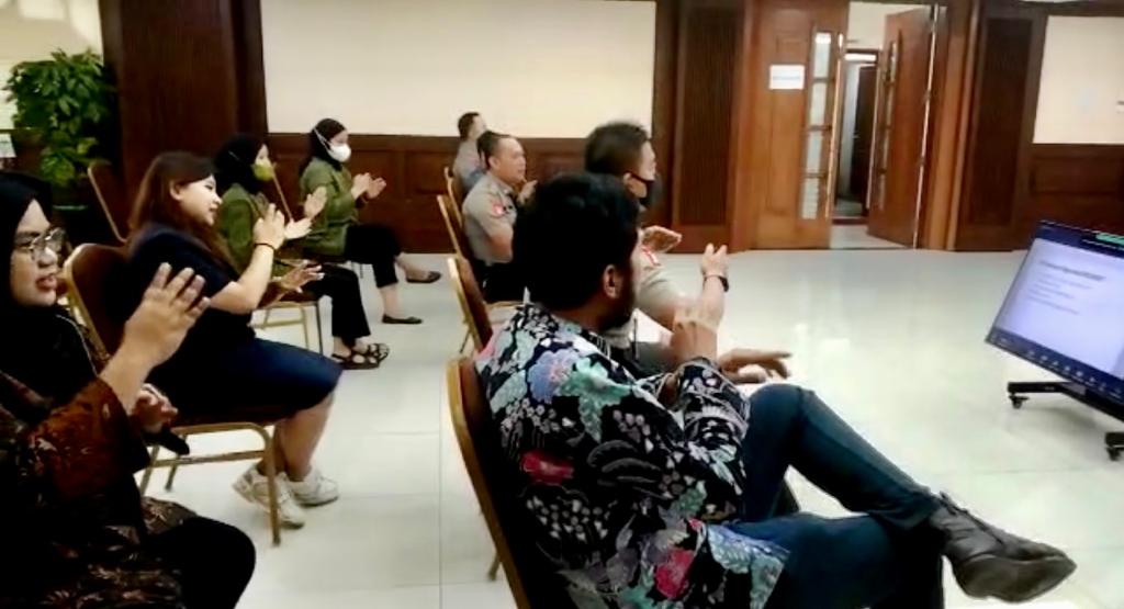 PELATIHAN BAHASA ISYARAT BAGI PETUGAS PELAYANAN TERPADU SATU PINTU DAN MEJA INFORMASI SECARA VIRTUAL