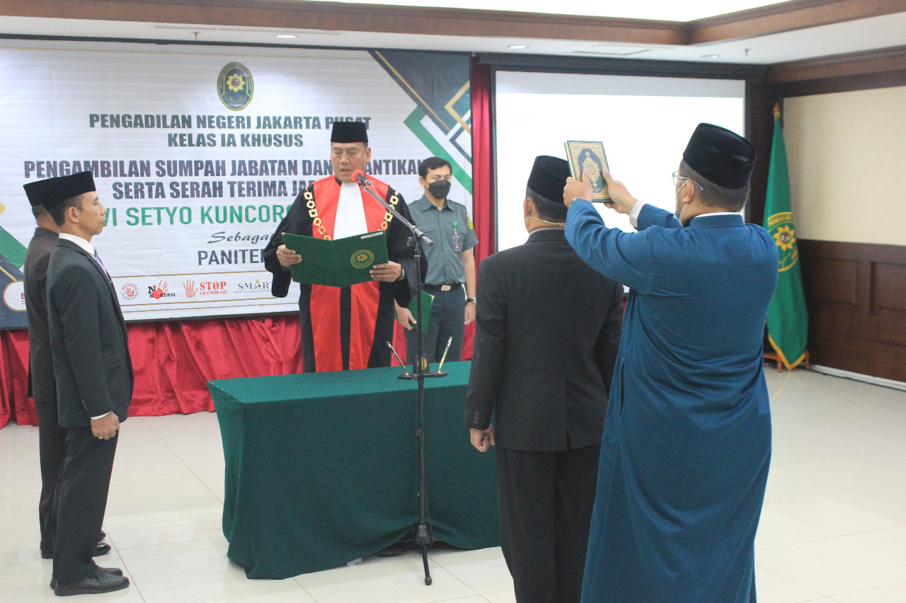 PENGAMBILAN SUMPAH JABATAN & PELANTIKAN Bpk DWI SETYO KUNCORO, SH. MH. sbg PANITERA PN JAKARTA PUSAT