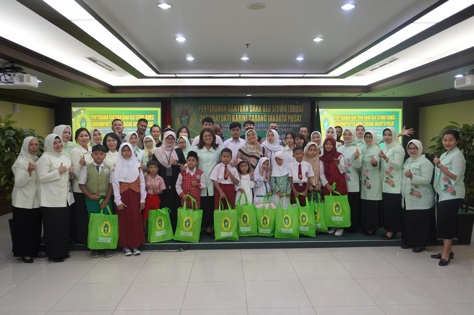 DHARMAYUKTI KARINI PN JAKARTA PUSAT SALURKAN BANTUAN DANA BEA SISWA (BDBS)