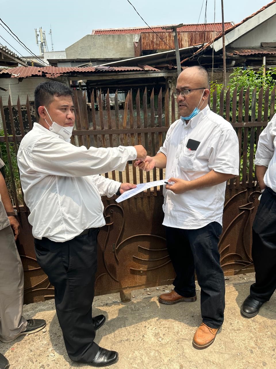 JURUSITA PN JAKPUS MELAKUKAN PENYERAHAN OBJEK EKSEKUSI PENGOSONGAN KEPADA KUASA PEMOHON EKSEKUSI