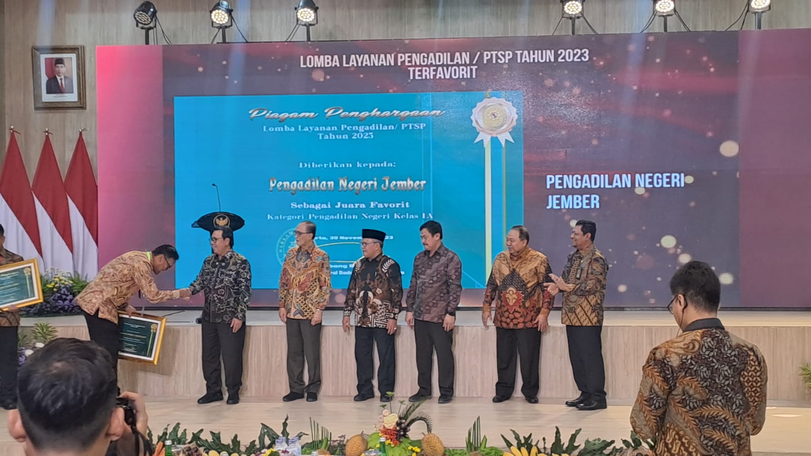 Penyerahan Piagam Penghargaan Program Aplikasi Terfavorit