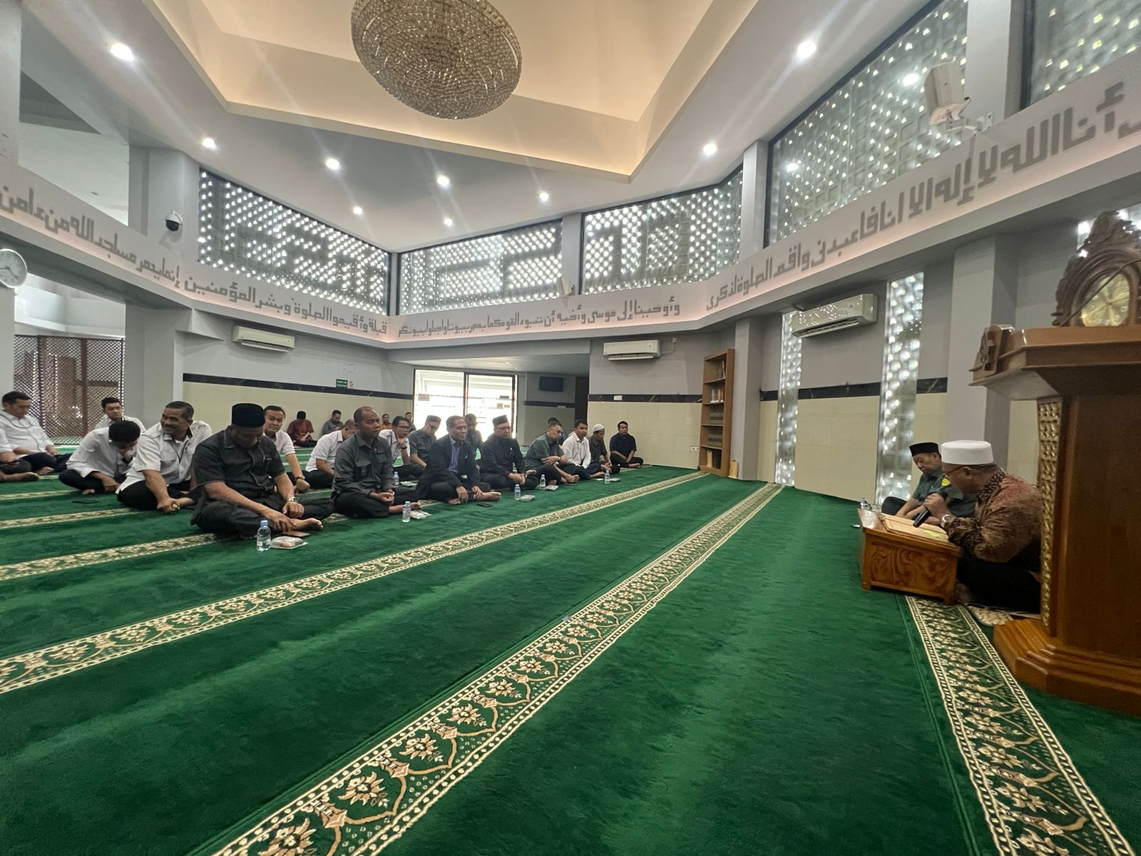 PENGAJIAN RUTIN SETIAP HARI RABU PAGI DI MASJID AL-HIKMAH PADA PENGADILAN NEGERI JAKARTA PUSAT