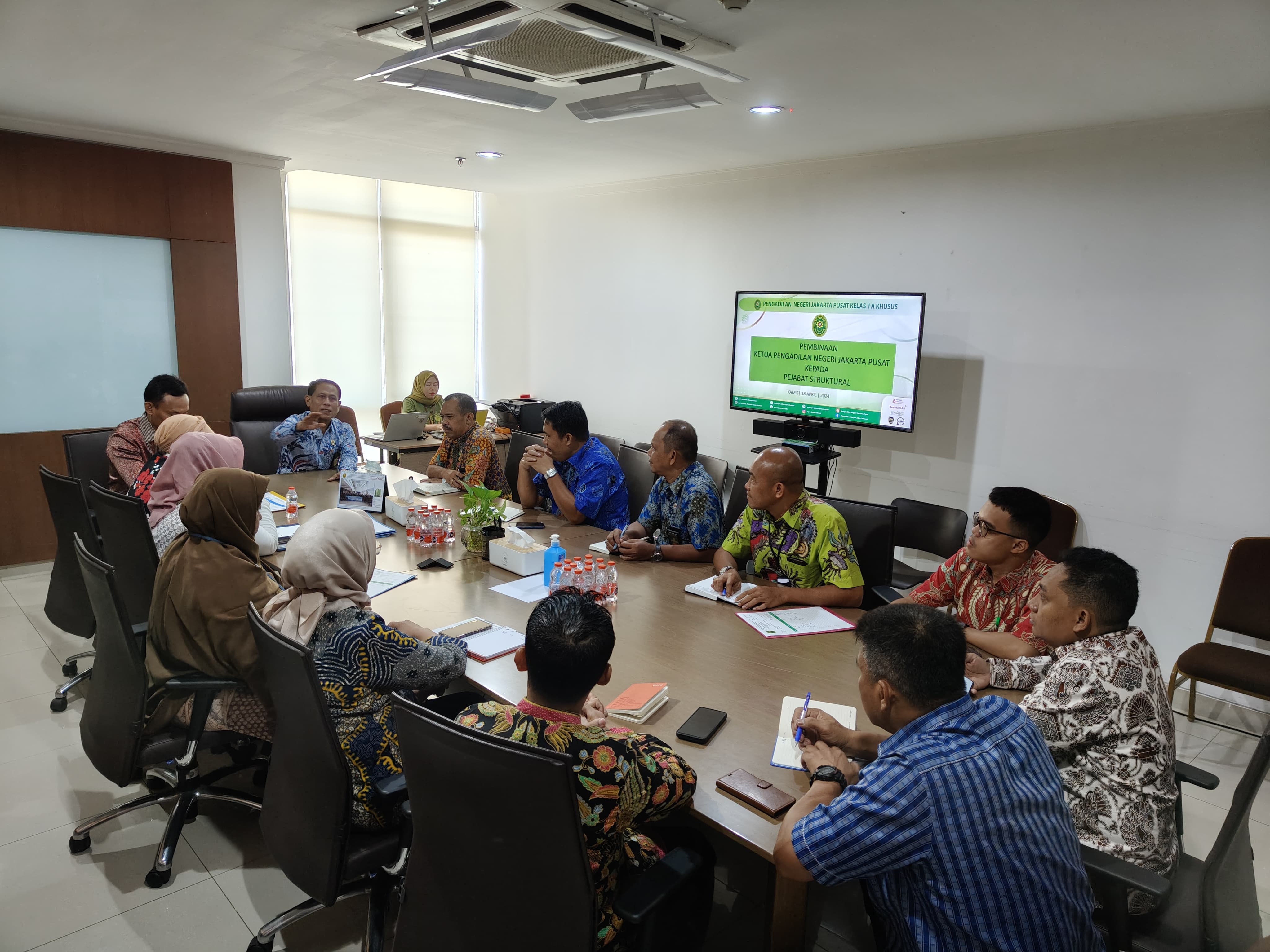 RAPAT PEMBINAAN KETUA PENGADILAN NEGERI JAKARTA PUSAT KELAS IA KHUSUS KEPADA PEJABAT STRUKTURAL