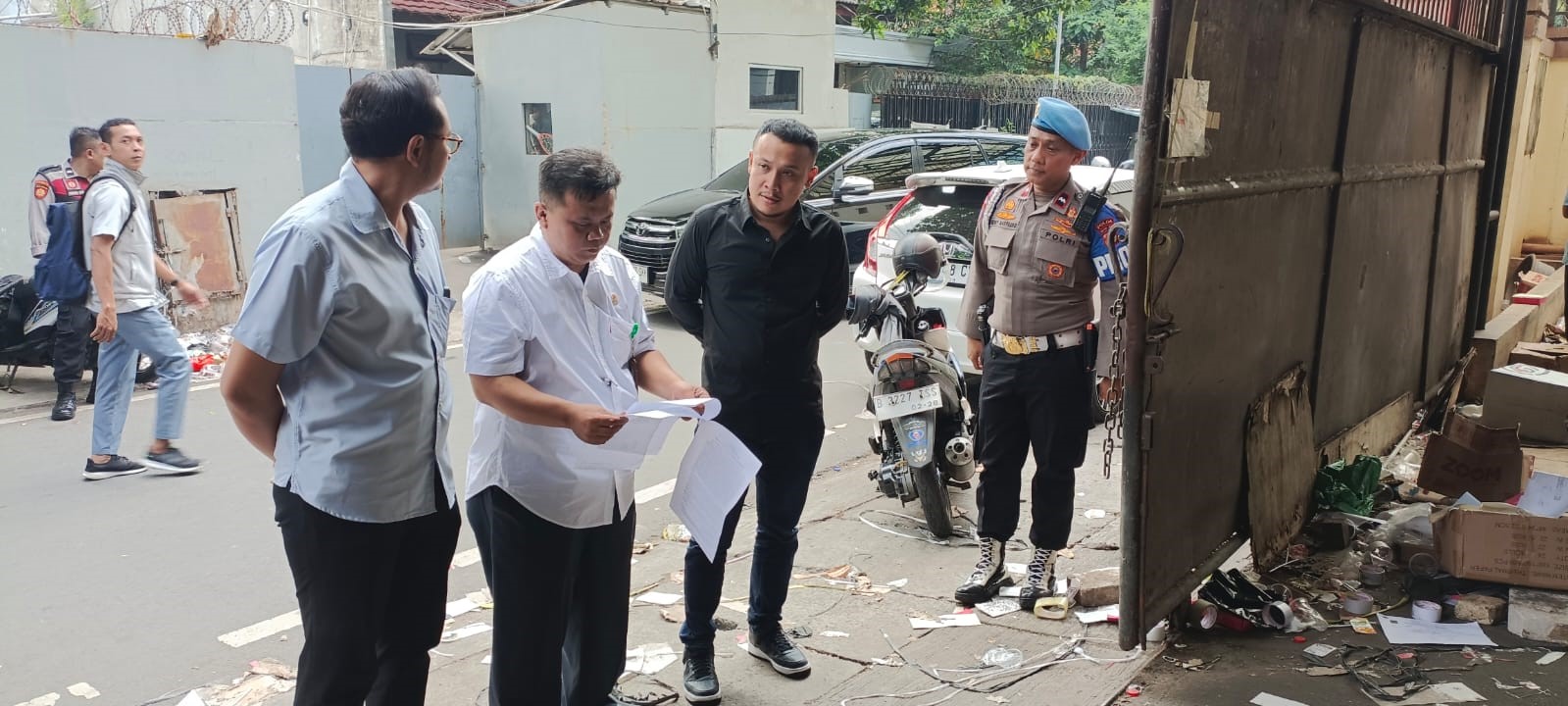 JURUSITA PENGADILAN NEGERI JAKARTA PUSAT MELAKUKAN KEGIATAN EKSEKUSI PENGOSONGAN TANAH BANGUNAN