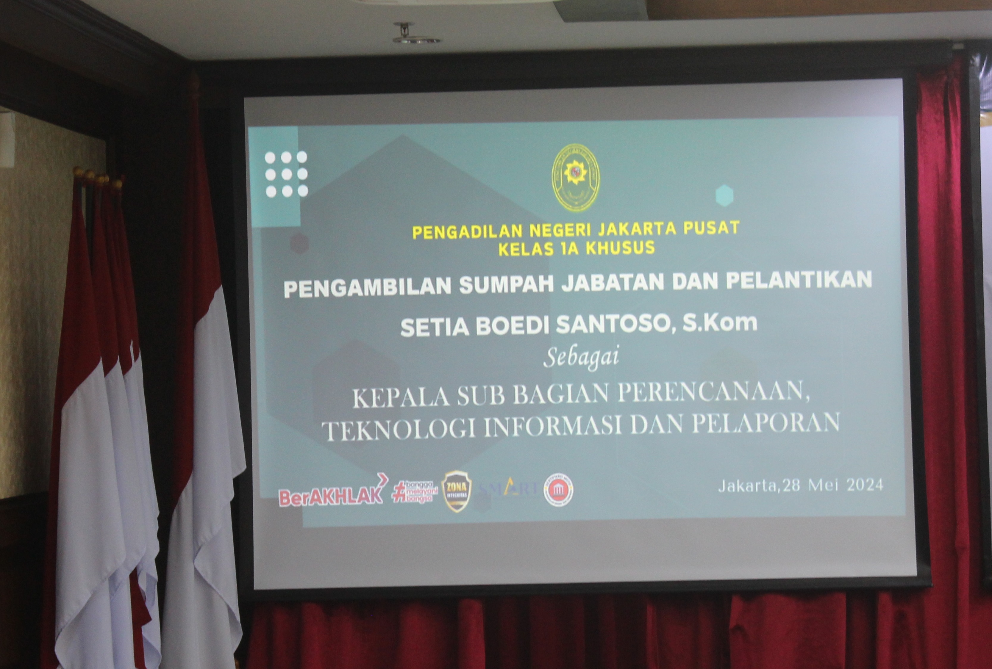 PENGAMBILAN SUMPAH JABATAN DAN PELANTIKAN KEPALA SUB BAG PTIP PADA PENGADILAN NEGERI JAKARTA PUSAT