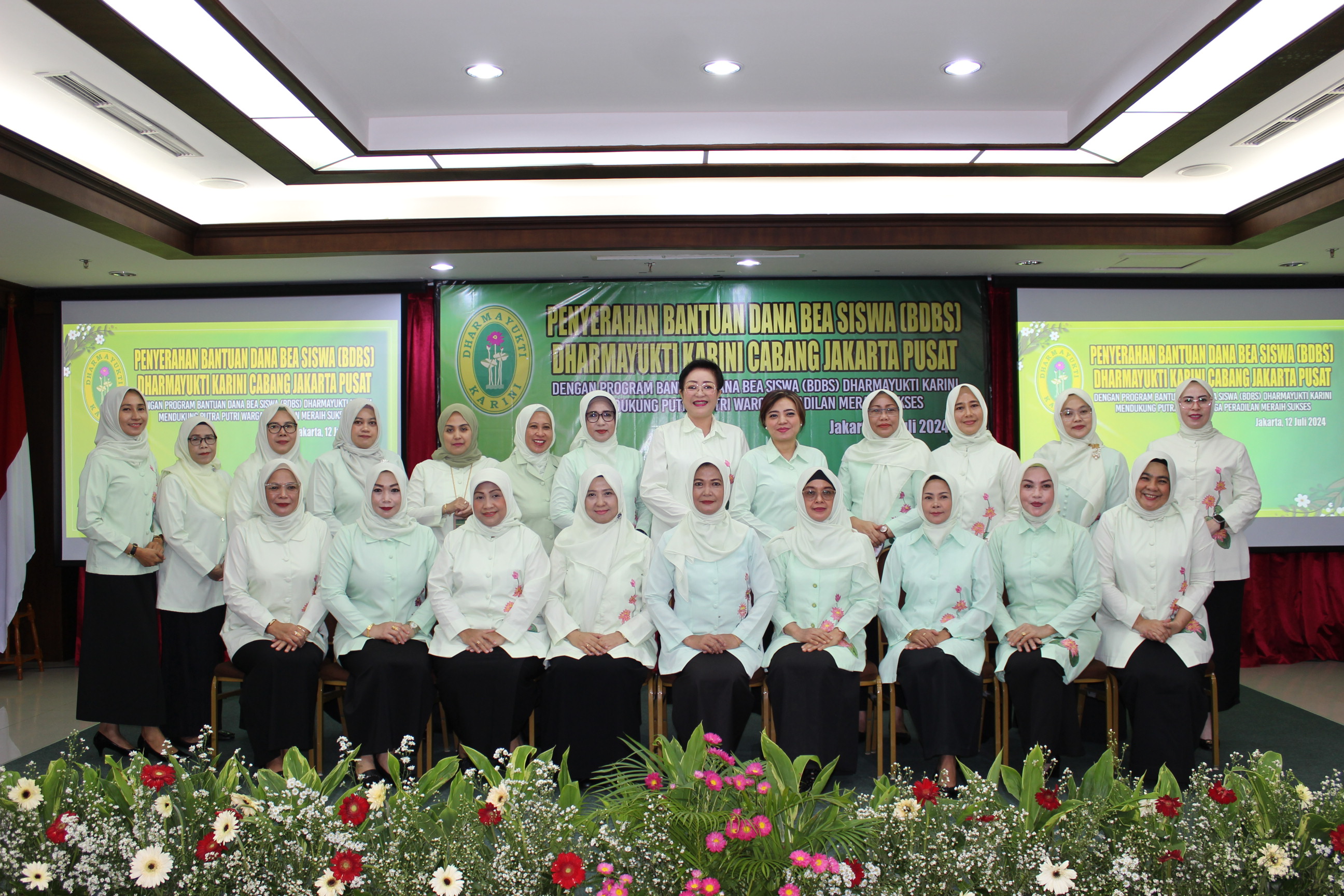 KEGIATAN DHARMAYUKTI KARINI PN JAKARTA PUSAT SALURKAN BANTUAN DANA BEA SISWA (BDBS)