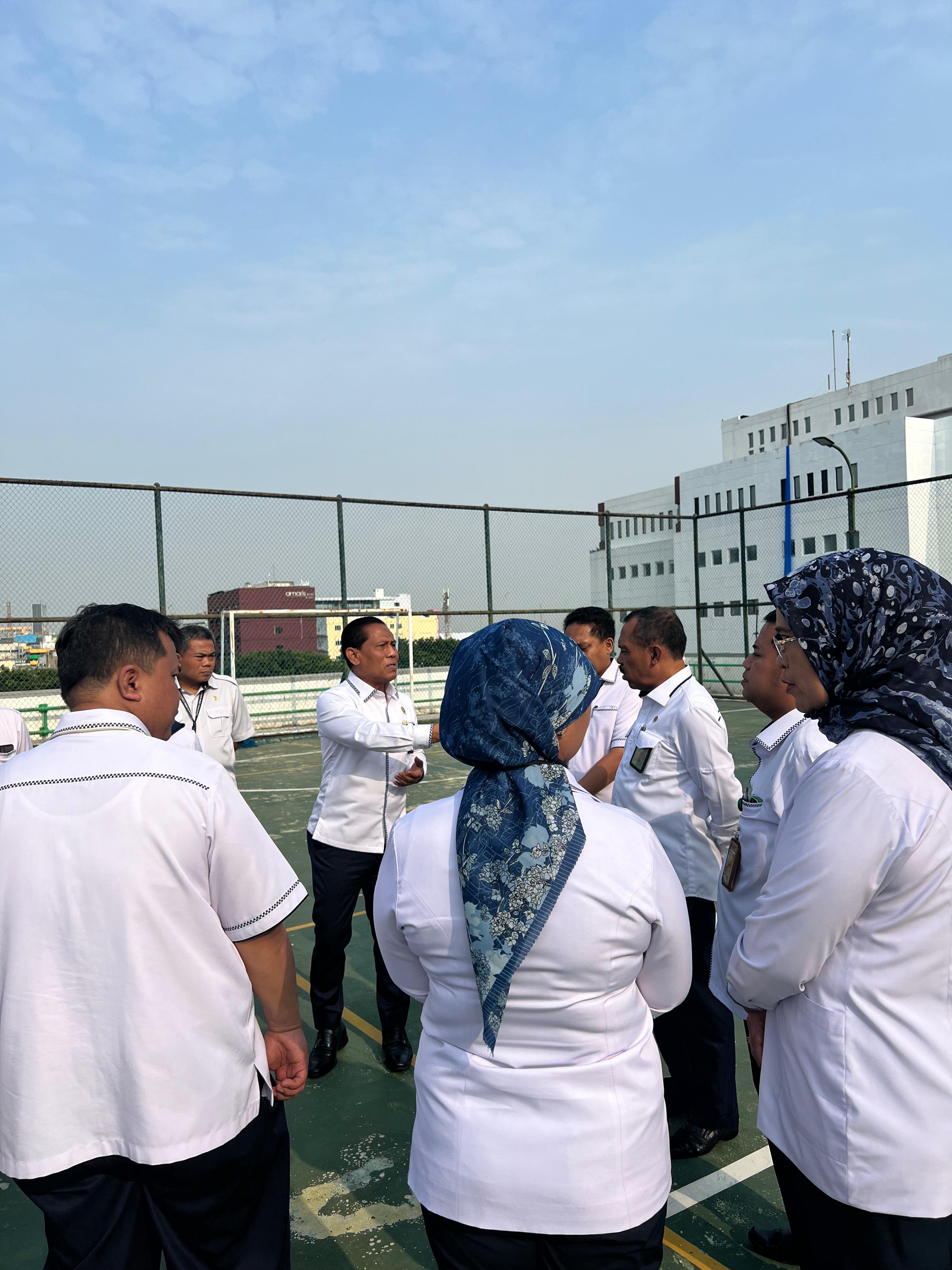 KETUA PENGADILAN NEGERI JAKARTA PUSAT MELAKUKAN BRIEFING PAGI KEPADA JURUSITA DAN JURUSITA PENGGANTI