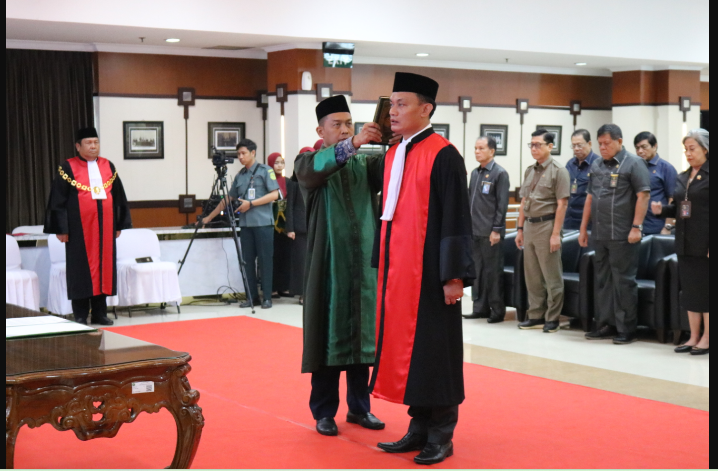 PENGAMBILAN SUMPAH DAN PELANTIKAN BAPAK MUHAMMAD ARIF NURYANTA, S.H., M.H. SEBAGAI KETUA PENGADILAN