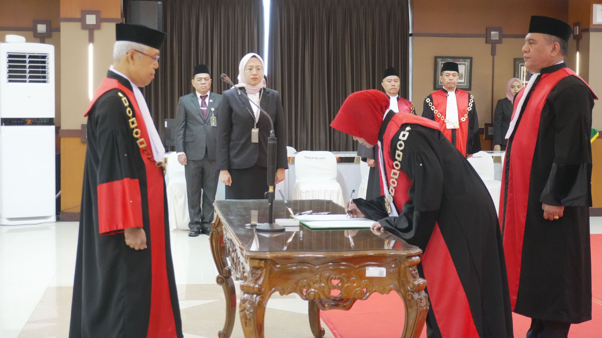 PENGAMBILAN SUMPAH JABATAN DAN PELANTIKAN KETUA PENGADILAN NEGERI JAKARTA PUSAT KELAS IA KHUSUS