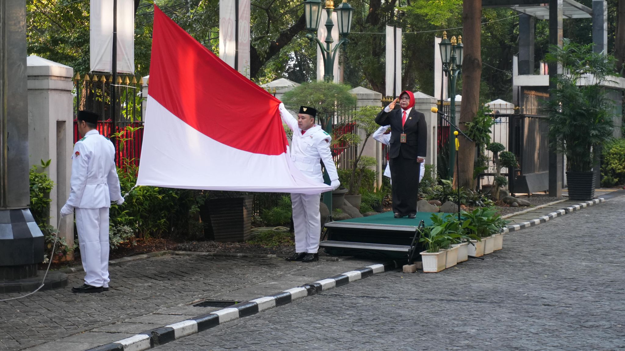 PN JAKARTA PUSAT SELENGGARAKAN UPACARA PERINGATAN HARI KEMERDEKAAN REPUBLIK INDONESIA KE-80